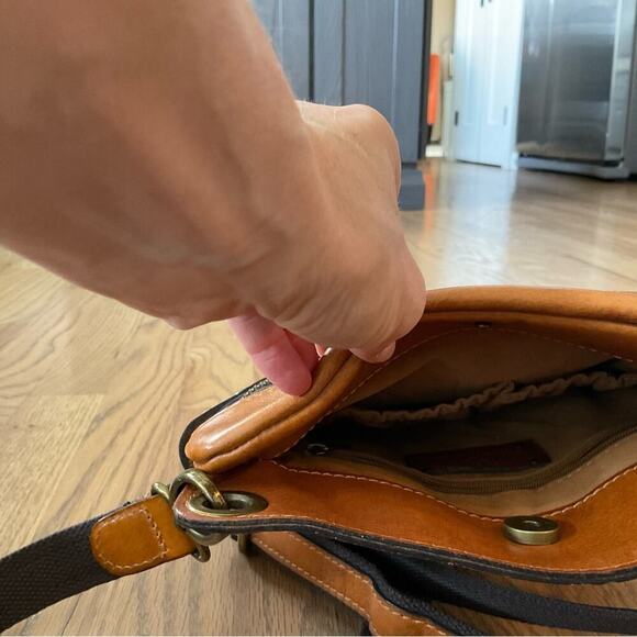 Patricia Nash Prizzi Tooled Brown Leather Crossbody Bag EUC! - Picture 9 of 13